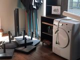 une pièce équipée d'un lave-linge et d'un sèche-linge au rez-de-chaussée