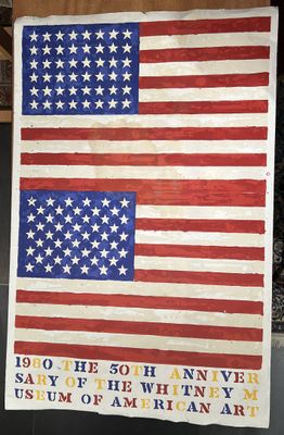 un vieux drapeau américain accroché au mur d'une pièce
