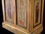 un vieux coffre en bois orné de trois tableaux sur les côtés