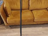 un canapé et une lampe dans un salon