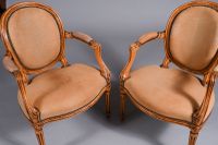Paire de fauteuils à dossiers médaillon en bois mouluré et s… (photo 2)
