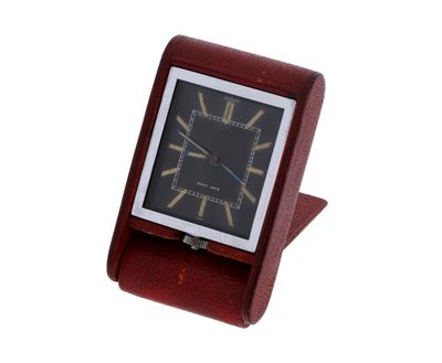 une petite horloge carrée avec des chiffres romains