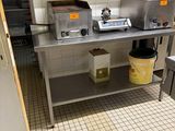 une cuisine équipée d'une cuisinière, d'un évier, d'un réfrigérateur et d'autres appareils électroménagers