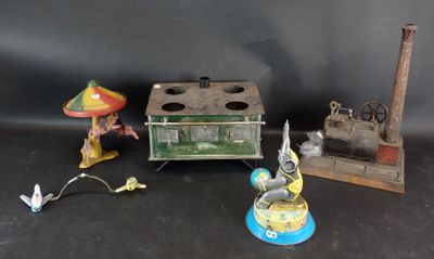 un petit assortiment de figurines posées sur une table