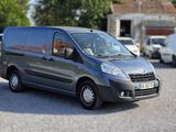une camionnette argentée garée dans un parking