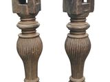 paire de bougeoirs anciens en bois, munis d'un trou carré à chaque extrémité