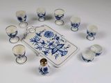 de nombreuses tasses et soucoupes disposées en cercle sur la table