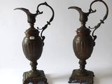 deux vases posés l'un à côté de l'autre sur une table