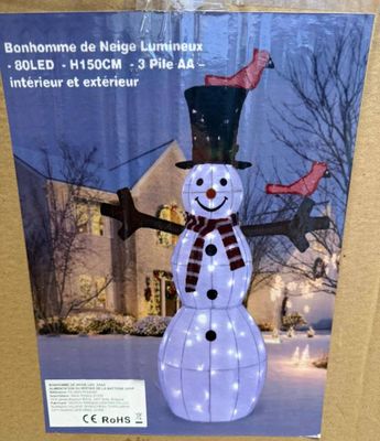 un bonhomme de neige coiffé d'un haut-de-forme et portant une écharpe