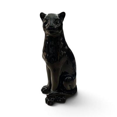 une image représentant une statue de chat noir sur fond blanc