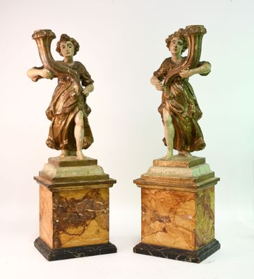 deux statues représentant une femme tenant une harpe et un homme tenant un vase