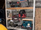 une étagère dans un garage, sur laquelle sont posés des outils