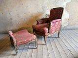 deux chaises et un repose-pieds dans une pièce