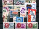 de nombreux timbres différents sont disposés sur un fond noir