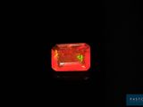une oplite rouge qui brille dans l'obscurité