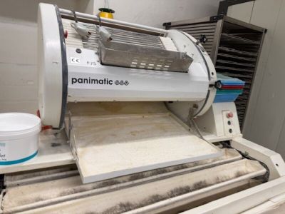 une machine qui prépare de la pâte sur un tapis roulant