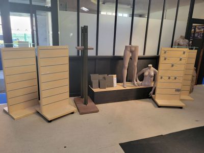 Plusieurs morceaux de carton sont empilés les uns sur les autres dans une pièce