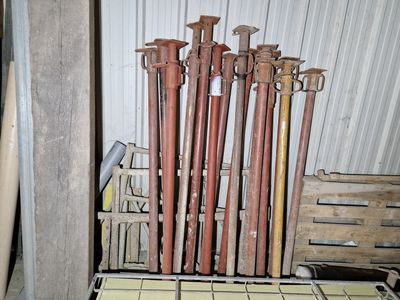 tout un tas de tuyaux qui traînent dans une pièce
