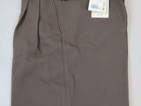 un gros plan sur un pantalon marron muni d'une étiquette