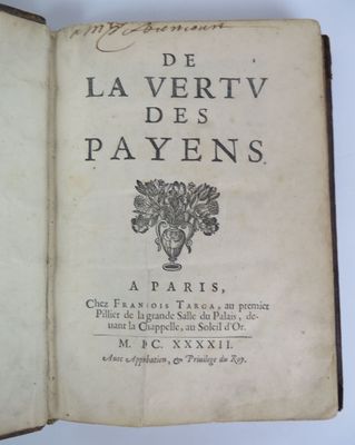 un livre ouvert sur lequel figure l'image d'un bouquet de fleurs