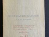 un vieux livre portant le titre « Rolls-Royce Specification »