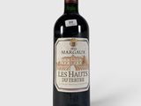 une bouteille de vin posée sur une table