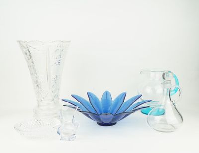 plusieurs vases en verre posés sur une surface blanche