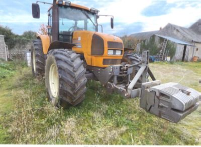 un tracteur garé sur l'herbe, dans le champ