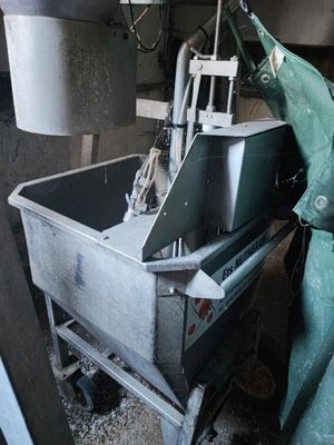 une machine qui se trouve à l'intérieur d'un bâtiment