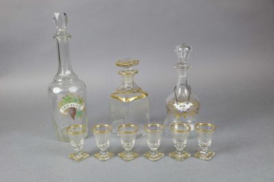 un grand nombre d'objets en verre posés sur une table