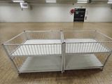 une cage métallique située au milieu d'une pièce
