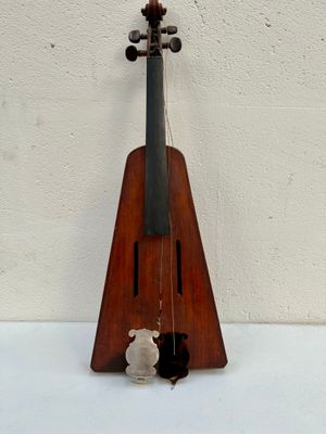 un violon posé sur une table blanche