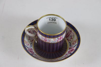 une tasse et une soucoupe sur une soucoupe sur une table