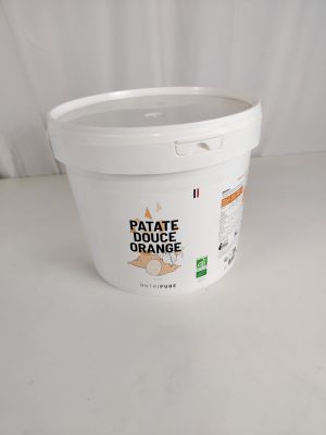 un seau de « patates d'orange » posé sur une table