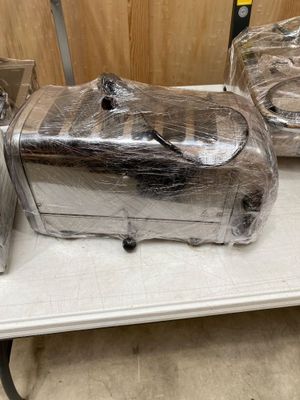 deux grille-pain posés sur une table recouverte d'un film plastique