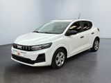 Une voiture blanche est garée dans une pièce au sol noir.