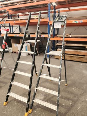 plusieurs échelles entreposées dans un entrepôt
