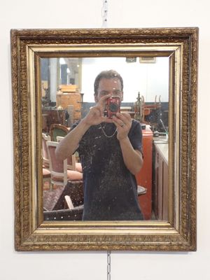 un homme se prenant en photo dans un miroir