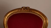 Paire de fauteuils en bois sculpté, mouluré et doré à décor … (photo 5)
