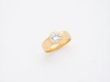 une bague en or jaune 18 carats sertie d'un diamant rond taille brillant