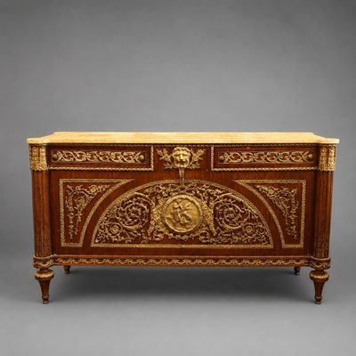 un coffre ancien orné de motifs en or et en bois