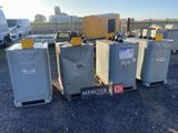 Plusieurs réfrigérateurs sont alignés sur des palettes dans un parking