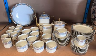 beaucoup de tasses et de soucoupes sur la table