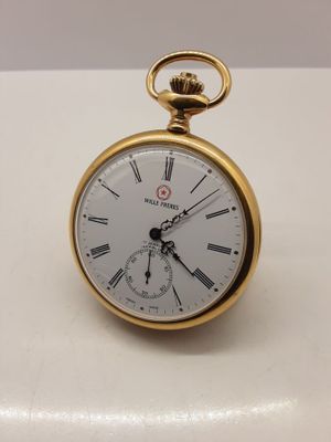 une montre de poche en or avec des chiffres romains sur le cadran