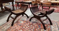 Paire de fauteuils type curule en noyer, assise garnie de ca…
