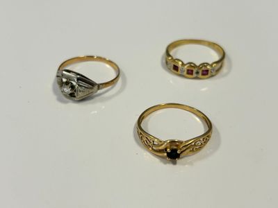 trois bagues en or, dont une sertie d'un diamant noir et une autre d'un diamant blanc