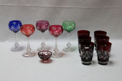 de nombreux verres à vin de différentes couleurs alignés sur une table