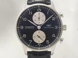 une photo d'une montre-bracelet au cadran noir
