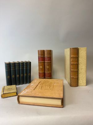 plusieurs vieux livres sont posés sur une table les uns à côté des autres