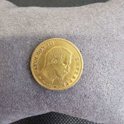 une pièce d'or posée sur un oreiller